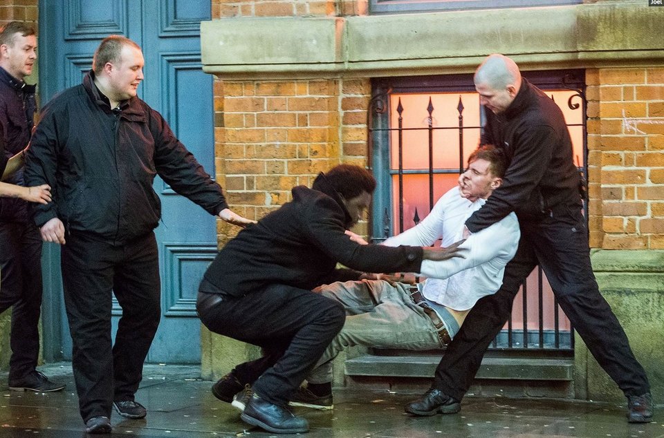 Στα... πατώματα πάλι οι Βρετανοί -Μεθυσμένοι και ημίγυμνοι καλωσόρισαν το 2015 [εικόνες]  | iefimerida.gr 6