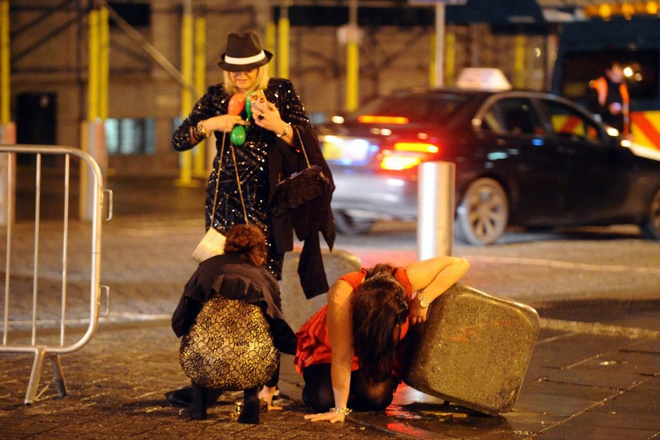 Στα... πατώματα πάλι οι Βρετανοί -Μεθυσμένοι και ημίγυμνοι καλωσόρισαν το 2015 [εικόνες]  | iefimerida.gr 9