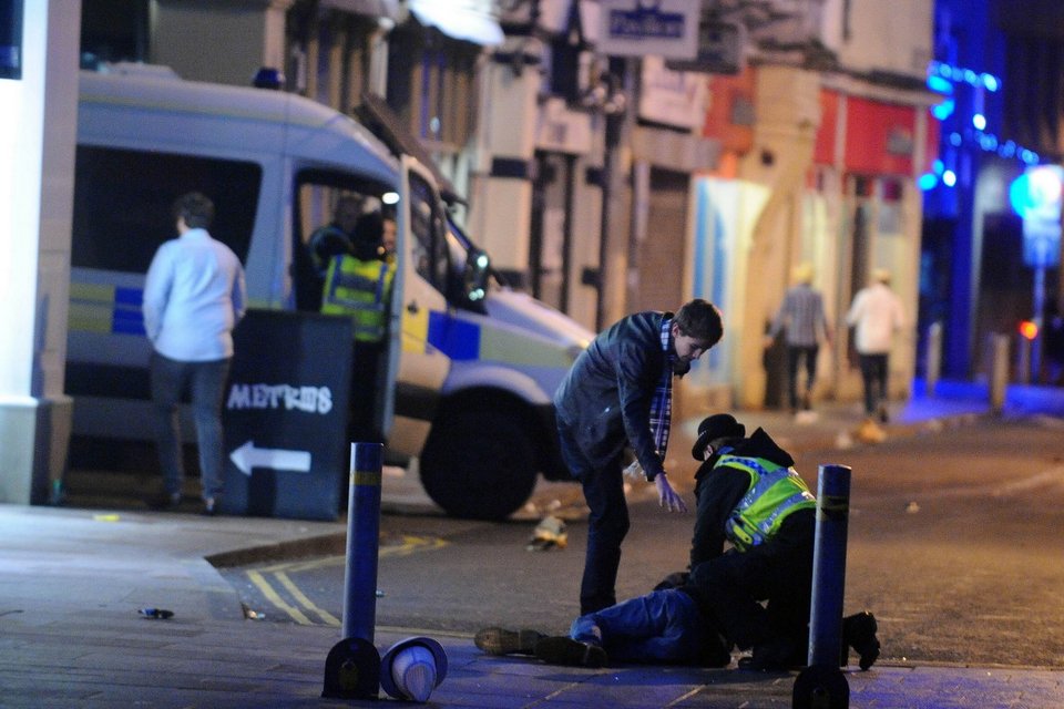 Στα... πατώματα πάλι οι Βρετανοί -Μεθυσμένοι και ημίγυμνοι καλωσόρισαν το 2015 [εικόνες]  | iefimerida.gr 10