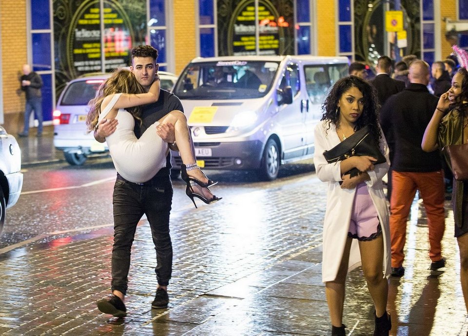 Στα... πατώματα πάλι οι Βρετανοί -Μεθυσμένοι και ημίγυμνοι καλωσόρισαν το 2015 [εικόνες]  | iefimerida.gr 2