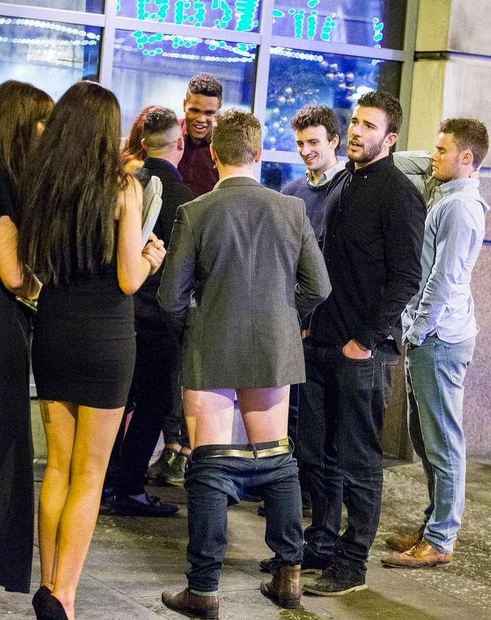 Στα... πατώματα πάλι οι Βρετανοί -Μεθυσμένοι και ημίγυμνοι καλωσόρισαν το 2015 [εικόνες]  | iefimerida.gr 3