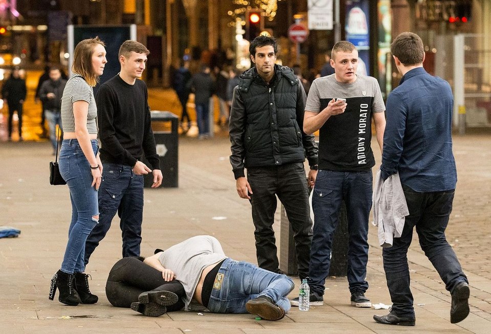 Στα... πατώματα πάλι οι Βρετανοί -Μεθυσμένοι και ημίγυμνοι καλωσόρισαν το 2015 [εικόνες]  | iefimerida.gr 4