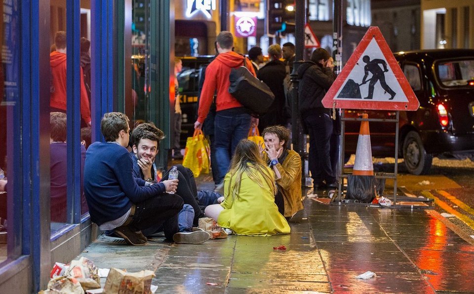 Στα... πατώματα πάλι οι Βρετανοί -Μεθυσμένοι και ημίγυμνοι καλωσόρισαν το 2015 [εικόνες]  | iefimerida.gr 5