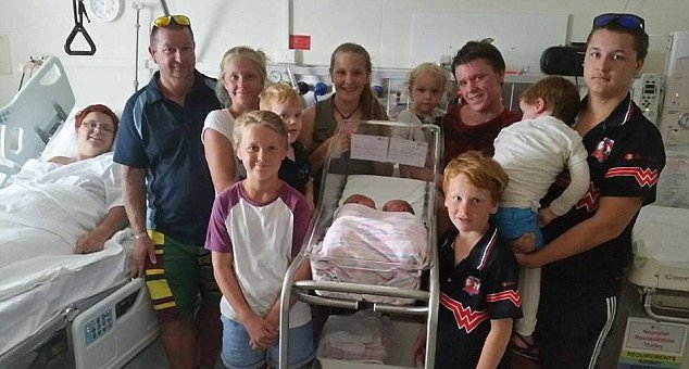 Απίστευτη στιγμή: Γυναίκα έβγαλε μόνη της τα παιδιά της από την κοιλιά της μετά από καισαρική τομή [εικόνες] | iefimerida.gr 4