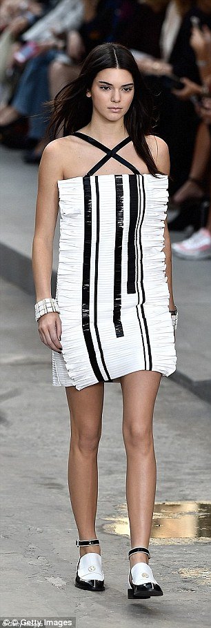 Η εντυπωσιακή αδελφή της Καρντάσιαν βγάζει εκατ. στα 19 της -Γιατί η Κιμ δεν χαίρεται καθόλου [εικόνες] | iefimerida.gr 2