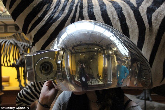 Ετσι βλέπουν τον κόσμο τα ζώα: Τα ειδικά κράνη που το επιτρέπουν [εικόνες & βίντεο] | iefimerida.gr 3