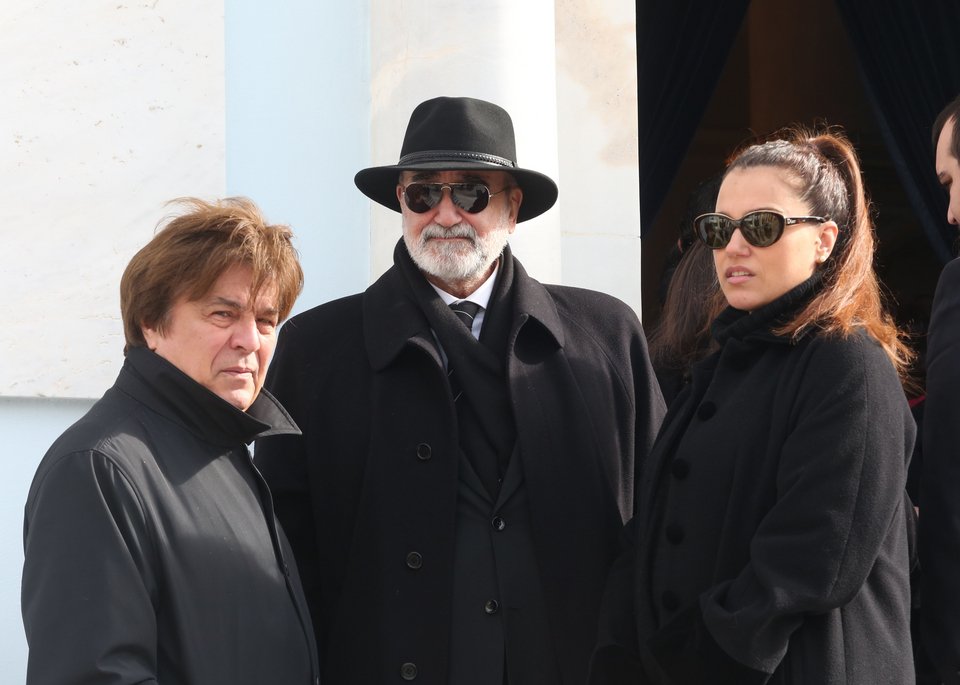 Aθάνατος! Συγκίνηση και πλήθος κόσμου στο τελευταίο «αντίο» στον Ντέμη Ρούσσο [εικόνες] | iefimerida.gr 1