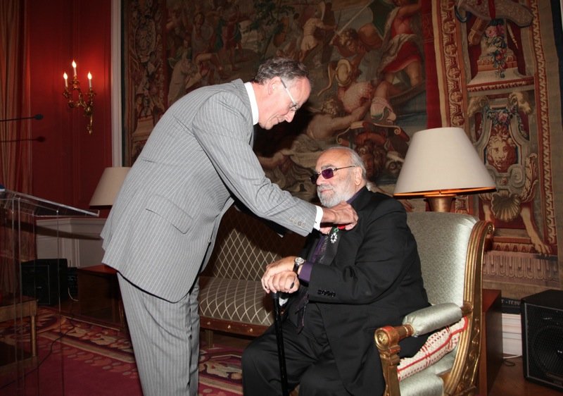 Οταν ο Ντέμης Ρούσσος, καταβεβλημένος, είχε ανακηρυχθεί Ιππότης της Λεγεώνας της Τιμής [εικόνες]  | iefimerida.gr 1