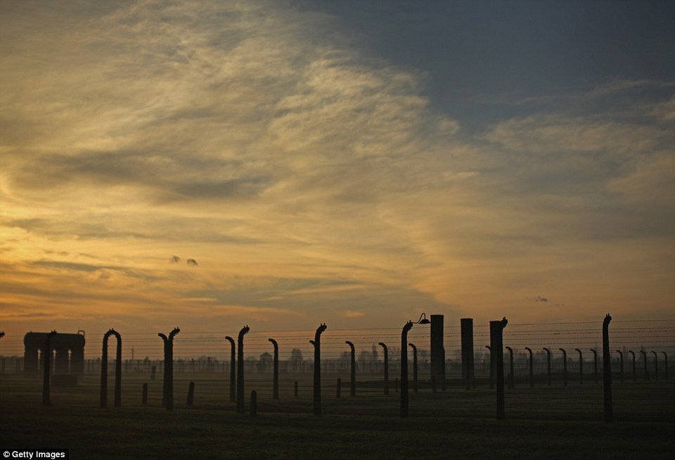 «Του φιλούσα τις μπότες για να μη με στείλει στον θάλαμο αερίων» -Επιζώντες του Αουσβιτς θυμούνται τη φρίκη [εικόνες] | iefimerida.gr 4