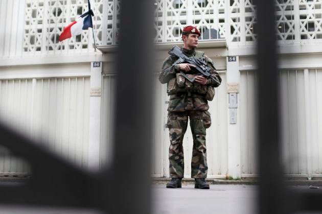 Γαλλία: Πλημμύρισαν οι δρόμοι με αστυνομικούς και στρατιώτες [εικόνες & βίντεο] | iefimerida.gr 2