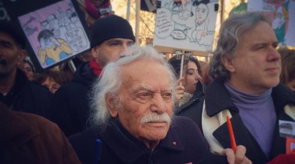 Ο Μανώλης Γλέζος φώναξε Je Suis Charlie -Στη μεγάλη σιωπηλή πορεία στο Παρίσι [εικόνα] | iefimerida.gr 0