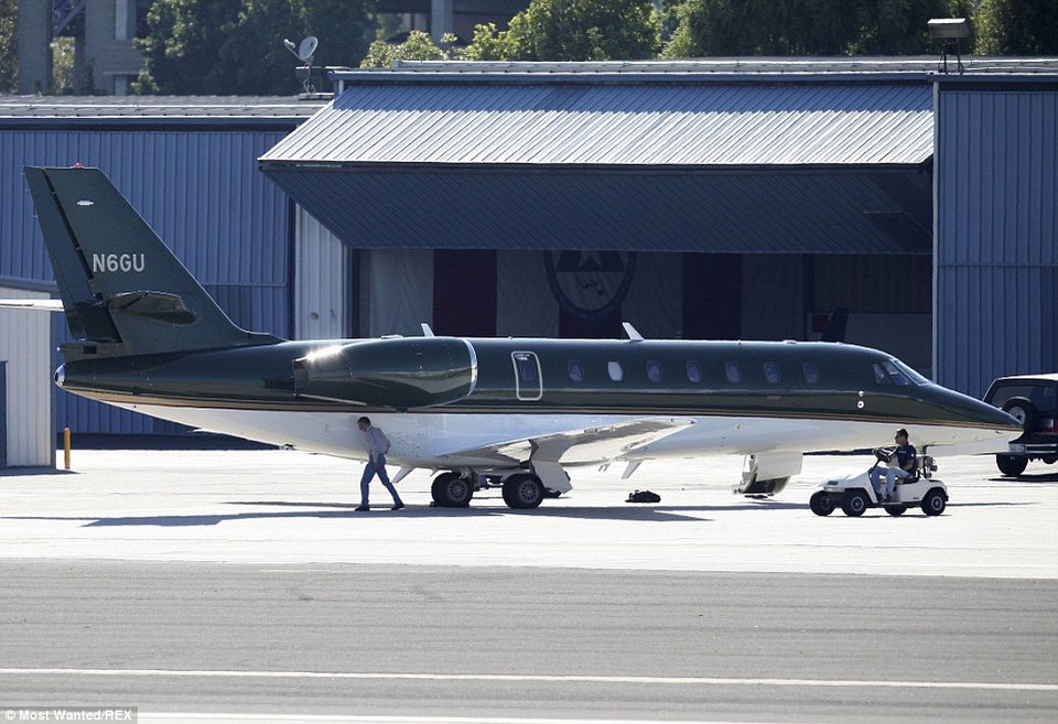Τα ιδιωτικά jet των σταρς -Ταξίδια χλιδής σε λουσάτους καναπέδες και χρυσούς θρόνους [εικόνες] | iefimerida.gr 1