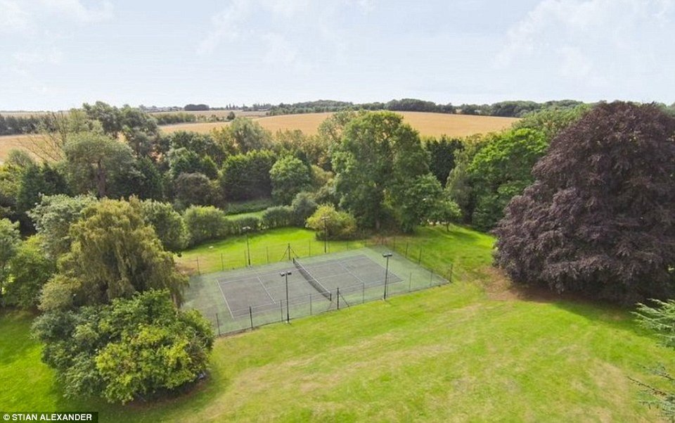 Το κιτς ανάκτορο ενός θρύλου του χέβι μετάλ που απογοήτευσε τους θαυμαστές του [εικόνες]  | iefimerida.gr 2