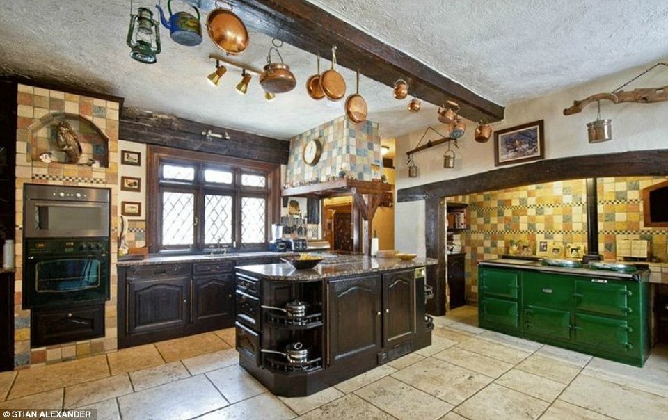 Το κιτς ανάκτορο ενός θρύλου του χέβι μετάλ που απογοήτευσε τους θαυμαστές του [εικόνες]  | iefimerida.gr 10