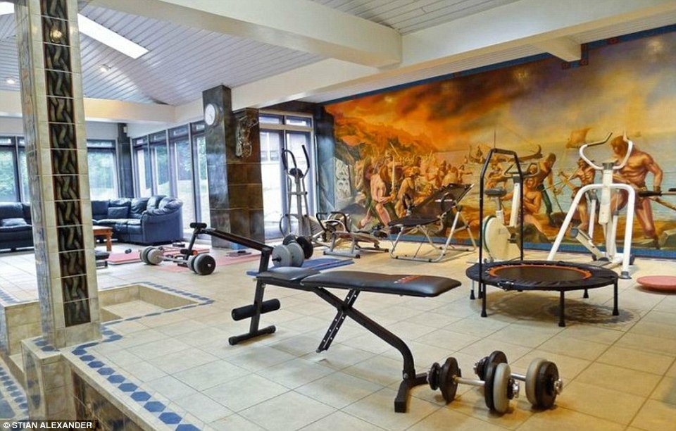 Το κιτς ανάκτορο ενός θρύλου του χέβι μετάλ που απογοήτευσε τους θαυμαστές του [εικόνες]  | iefimerida.gr 8