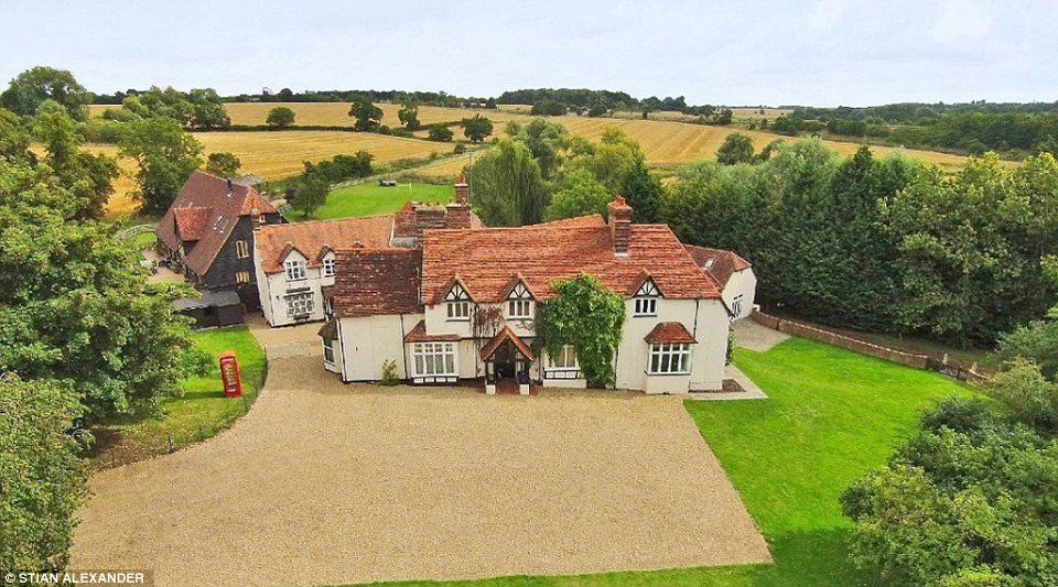 Το κιτς ανάκτορο ενός θρύλου του χέβι μετάλ που απογοήτευσε τους θαυμαστές του [εικόνες]  | iefimerida.gr 1