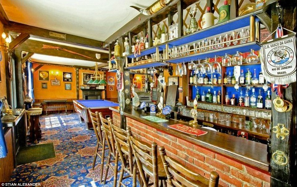 Το κιτς ανάκτορο ενός θρύλου του χέβι μετάλ που απογοήτευσε τους θαυμαστές του [εικόνες]  | iefimerida.gr 7