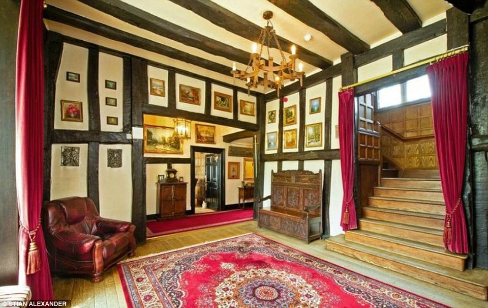 Το κιτς ανάκτορο ενός θρύλου του χέβι μετάλ που απογοήτευσε τους θαυμαστές του [εικόνες]  | iefimerida.gr 4