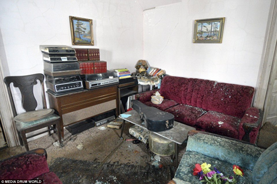 Το εγκατέλειψαν ξαφνικά το '60, βρέθηκε άθικτο το 2014 -Ενα σπίτι ανέγγιχτο από το χρόνο [εικόνες] | iefimerida.gr 1