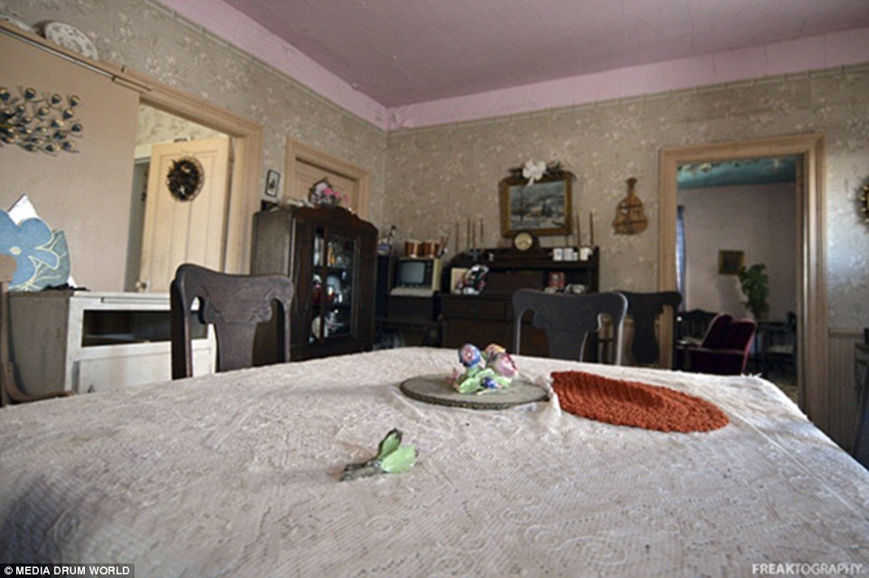 Το εγκατέλειψαν ξαφνικά το '60, βρέθηκε άθικτο το 2014 -Ενα σπίτι ανέγγιχτο από το χρόνο [εικόνες] | iefimerida.gr 7