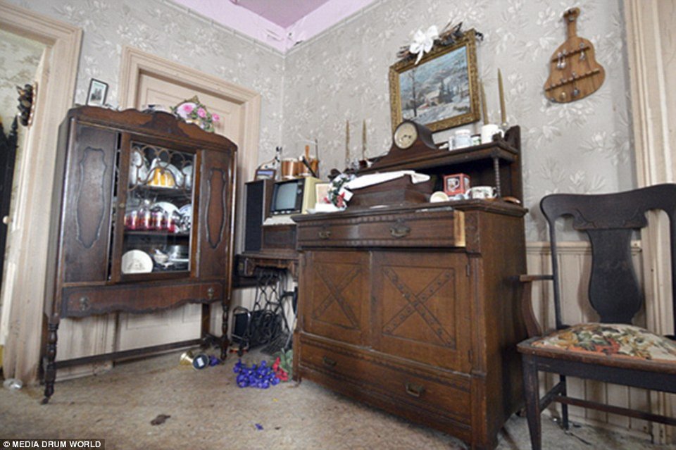 Το εγκατέλειψαν ξαφνικά το '60, βρέθηκε άθικτο το 2014 -Ενα σπίτι ανέγγιχτο από το χρόνο [εικόνες] | iefimerida.gr 3