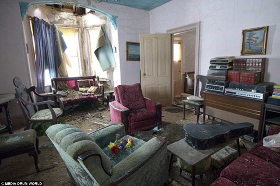 Το εγκατέλειψαν ξαφνικά το '60, βρέθηκε άθικτο το 2014 -Ενα σπίτι ανέγγιχτο από το χρόνο [εικόνες] | iefimerida.gr 0