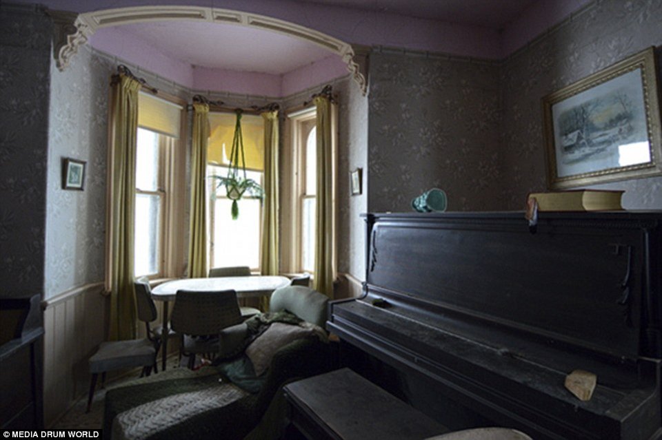 Το εγκατέλειψαν ξαφνικά το '60, βρέθηκε άθικτο το 2014 -Ενα σπίτι ανέγγιχτο από το χρόνο [εικόνες] | iefimerida.gr 8