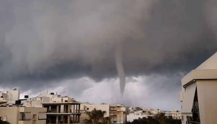 Εντυπωσιακές εικόνες και βίντεο από τον υδροστρόβιλο στο Ηράκλειο της Κρήτης | iefimerida.gr 1