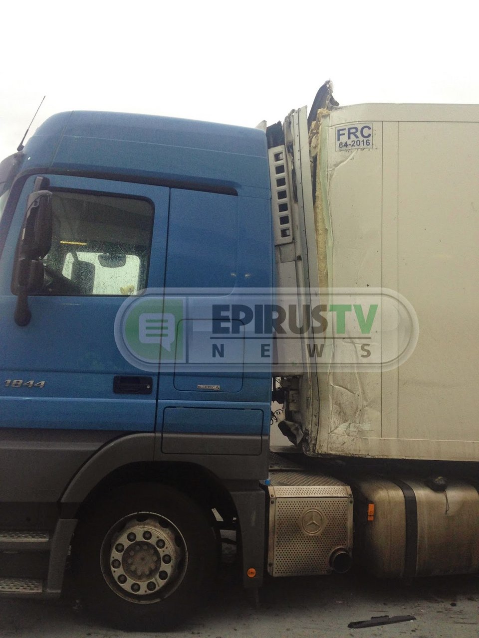 Τούμπαρε νταλίκα σε γκαράζ πλοίου στην Ηγουμενίτσα [εικόνες] | iefimerida.gr 3