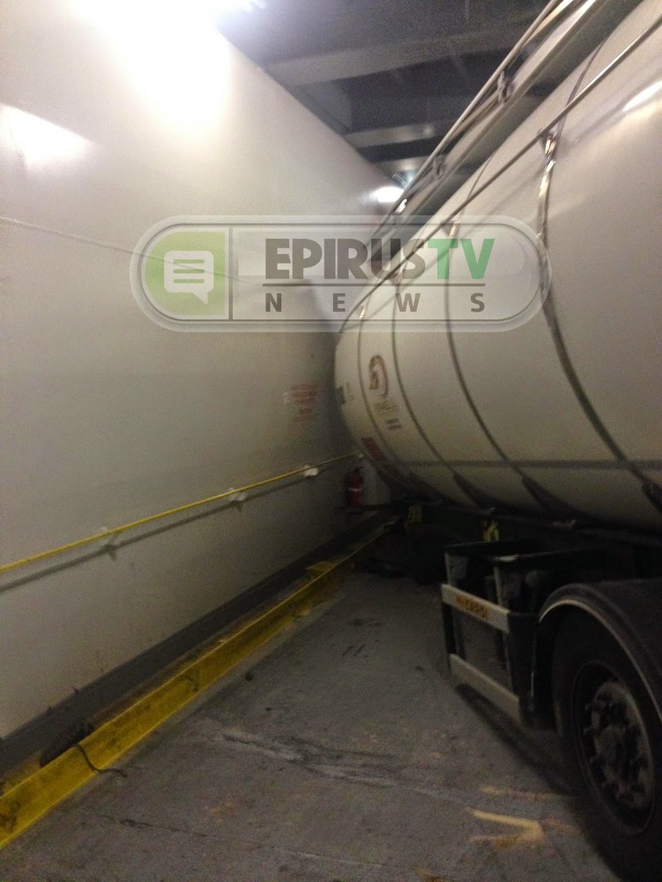 Τούμπαρε νταλίκα σε γκαράζ πλοίου στην Ηγουμενίτσα [εικόνες] | iefimerida.gr 1