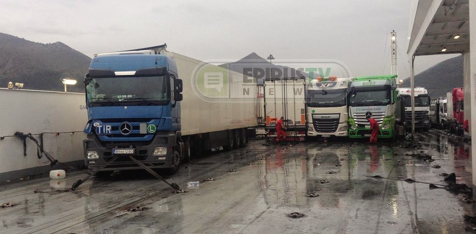 Τούμπαρε νταλίκα σε γκαράζ πλοίου στην Ηγουμενίτσα [εικόνες] | iefimerida.gr 2