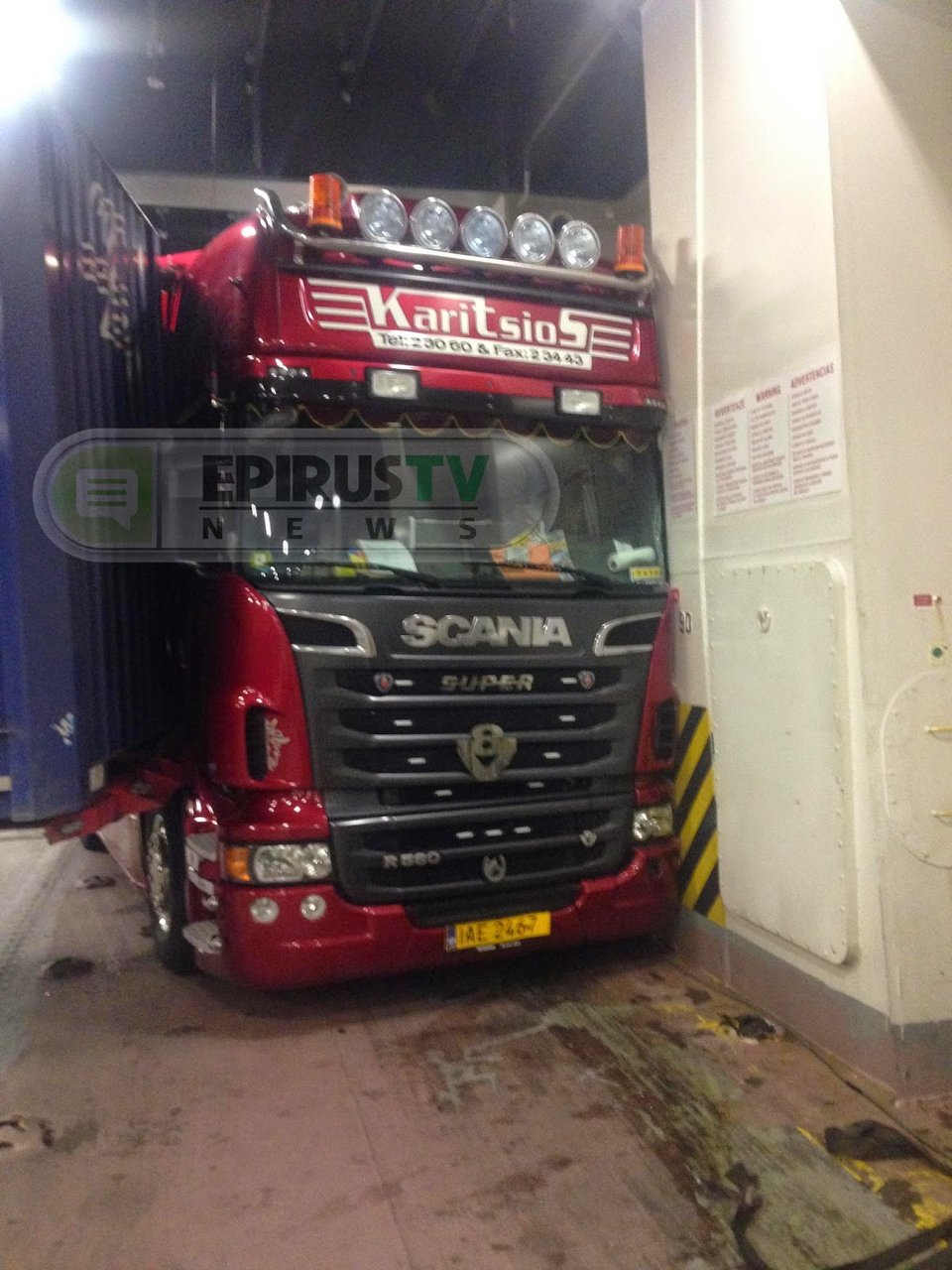 Τούμπαρε νταλίκα σε γκαράζ πλοίου στην Ηγουμενίτσα [εικόνες] | iefimerida.gr 4