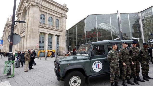 Γαλλία: Πλημμύρισαν οι δρόμοι με αστυνομικούς και στρατιώτες [εικόνες & βίντεο] | iefimerida.gr 1