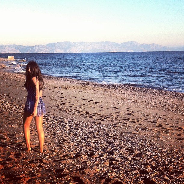 Τι γύρευε η Αγγελική Ηλιάδη φορώντας μόνο ένα σέξι μίνι φόρεμα τα ξημερώματα στην παραλία [εικόνες] | iefimerida.gr 1