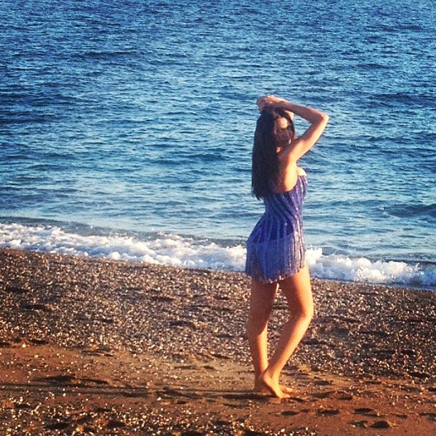 Τι γύρευε η Αγγελική Ηλιάδη φορώντας μόνο ένα σέξι μίνι φόρεμα τα ξημερώματα στην παραλία [εικόνες] | iefimerida.gr 0