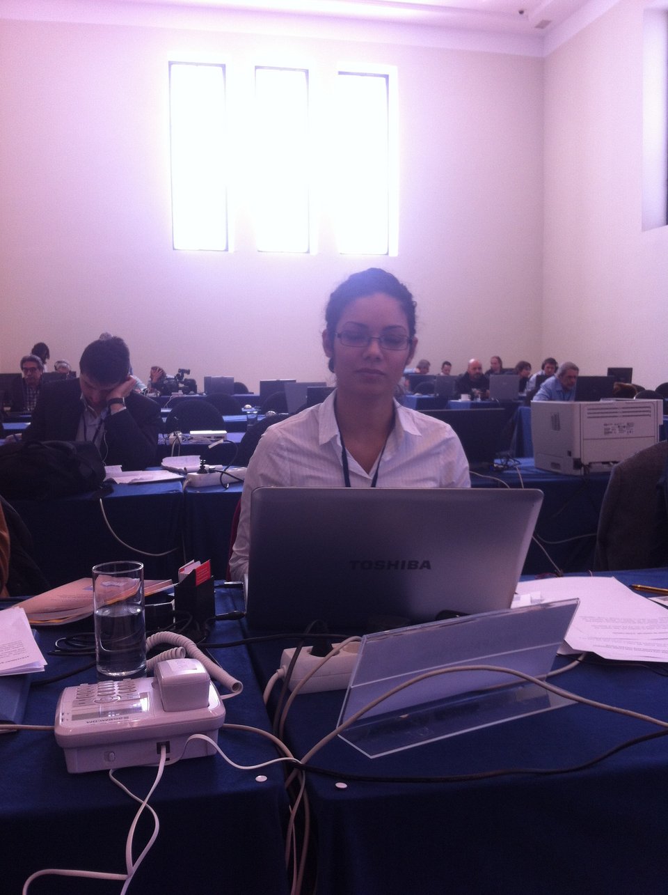 Omaira Gill, η καλλονή δημοσιογράφος που εκπλιπαρεί τον Βαρουφάκη να της δώσει συνέντευξη [εικόνες] | iefimerida.gr 1