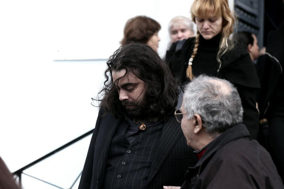 Aθάνατος! Συγκίνηση και πλήθος κόσμου στο τελευταίο «αντίο» στον Ντέμη Ρούσσο [εικόνες] | iefimerida.gr 3