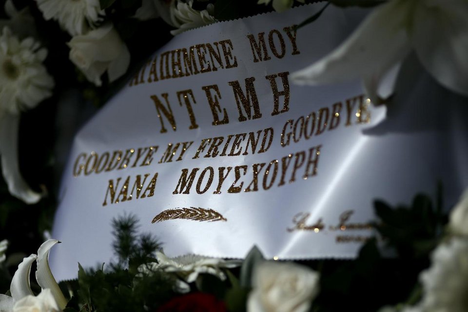 Aθάνατος! Συγκίνηση και πλήθος κόσμου στο τελευταίο «αντίο» στον Ντέμη Ρούσσο [εικόνες] | iefimerida.gr 12