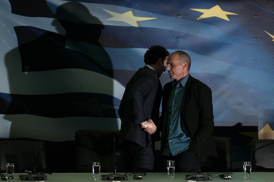 Καρέ καρέ η χειραψία-λαβή του Ντάισελμπλουμ που πάγωσε τον Βαρουφάκη -Τι του ψιθύρισε έξαλλος στο αυτί [εικόνες & βίντεο] | iefimerida.gr 8