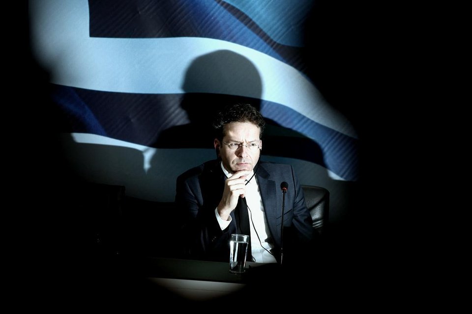 Καρέ καρέ η χειραψία-λαβή του Ντάισελμπλουμ που πάγωσε τον Βαρουφάκη -Τι του ψιθύρισε έξαλλος στο αυτί [εικόνες & βίντεο] | iefimerida.gr 9