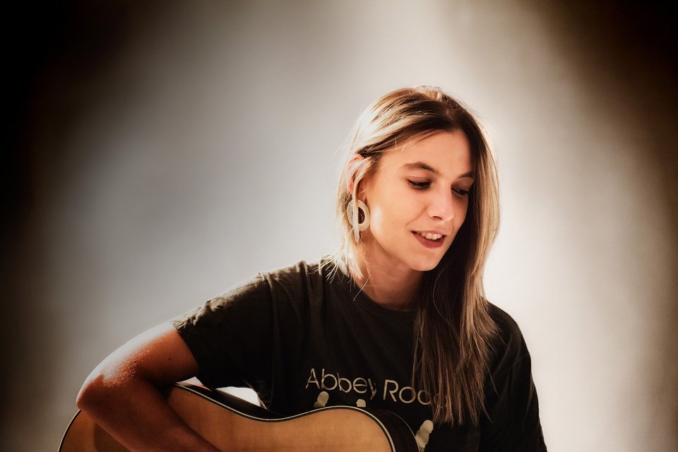 Η κόρη του ευρωβουλευτή Θόδωρου Σκυλακάκη τραγουδάει υπέροχα [εικόνες&βίντεο] | iefimerida.gr 0