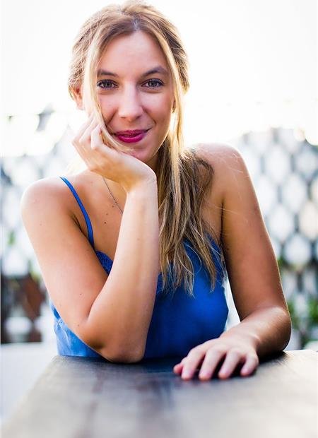 Η κόρη του ευρωβουλευτή Θόδωρου Σκυλακάκη τραγουδάει υπέροχα [εικόνες&βίντεο] | iefimerida.gr 3