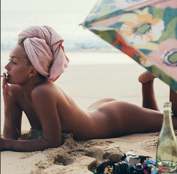 Η κόρη της Κιμ Μπάσιντζερ γυμνή με την ερωμένη της στη Σάντα Μπάρμπαρα [εικόνες] | iefimerida.gr 0