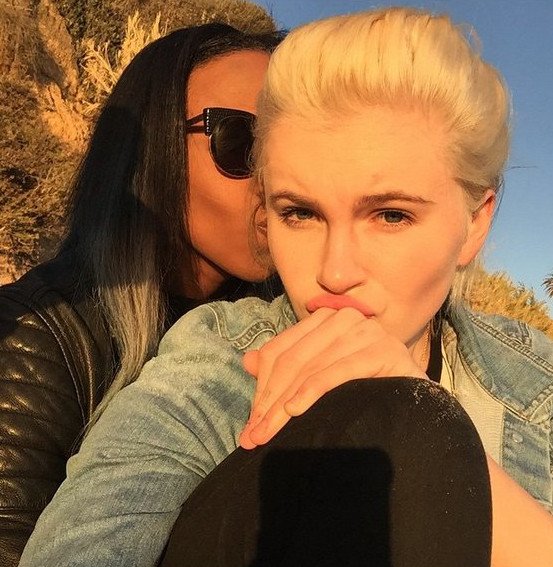 Η κόρη της Κιμ Μπάσιντζερ γυμνή με την ερωμένη της στη Σάντα Μπάρμπαρα [εικόνες] | iefimerida.gr 1