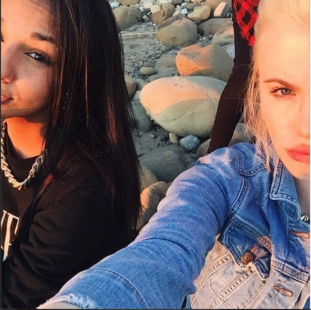 Η κόρη της Κιμ Μπάσιντζερ γυμνή με την ερωμένη της στη Σάντα Μπάρμπαρα [εικόνες] | iefimerida.gr 2