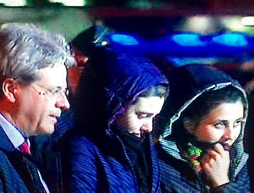 Στη Ρώμη οι δύο νεαρές Ιταλίδες που είχαν απαγάγει τζιχαντιστές [βίντεο & εικόνες] | iefimerida.gr 1