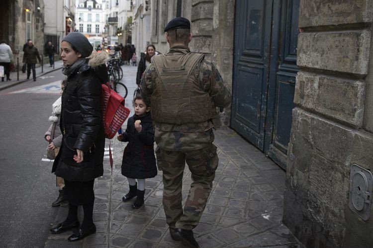 Γαλλία: Πλημμύρισαν οι δρόμοι με αστυνομικούς και στρατιώτες [εικόνες & βίντεο] | iefimerida.gr 4