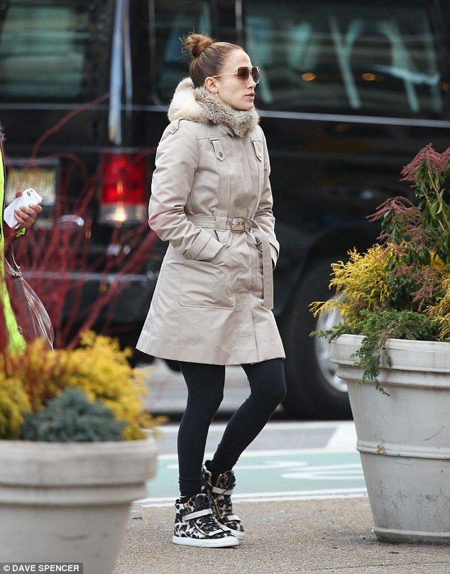 Αβαφη και αγνώριστη η Τζένιφερ Λόπεζ στους δρόμους της Νέας Υόρκης [εικόνες] | iefimerida.gr 4