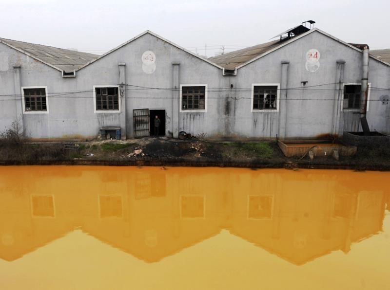 Φωτογραφίες σοκ: Εκεί όπου τα νερά λιμνών και θαλασσών γίνονται κόκκινα και κίτρινα από τη μόλυνση [εικόνες] | iefimerida.gr 5