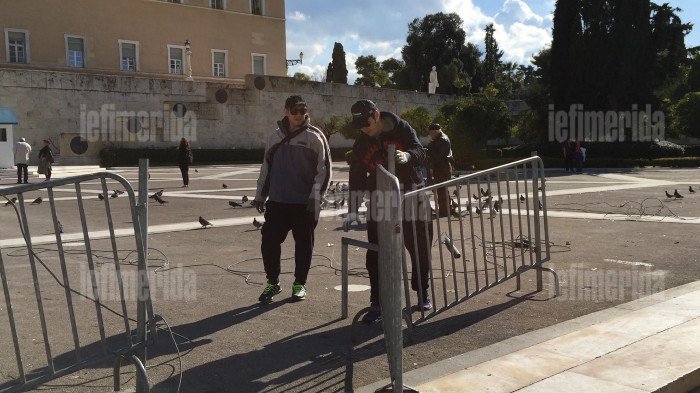 Εβγαλαν τα κάγκελα από την πλατεία Συντάγματος -Οι αναμνηστικές φωτογραφίες της κυβέρνησης [εικόνες] | iefimerida.gr 1